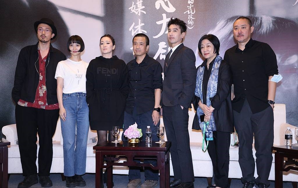 美人哒 巩俐活成60后的骄傲，穿卫衣裙腰细腿长，55岁面部紧实没一丝褶子