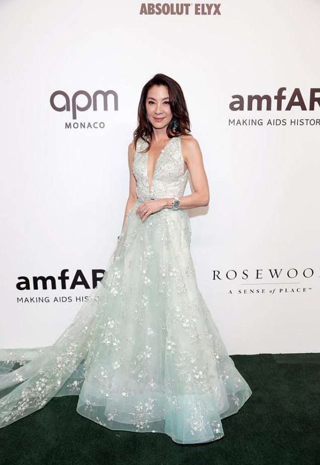 王思聪|杨紫琼虽然老了，但身材真不输年轻小花，穿V领刺绣长裙高级美艳