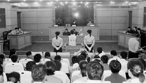 1996年,23岁富家女毒杀男友藏尸阁楼10年,发现时已成一堆白骨