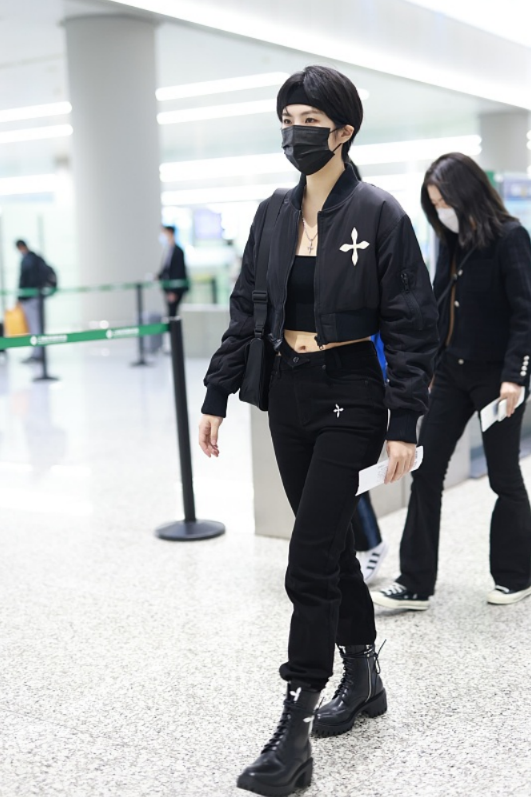 穿衣搭配 孟晚舟妹妹的打扮越来越“男性化”了,穿一身黑配短发,像帅小伙