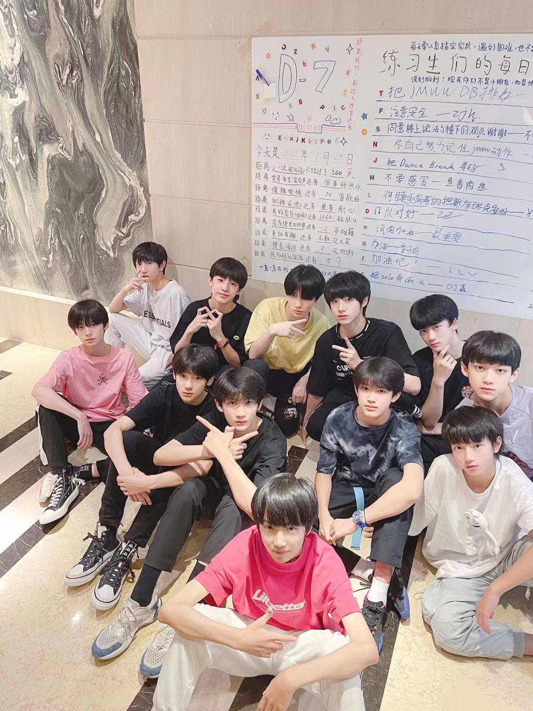 tf三代为祖国母亲庆生有师兄时代少年团和tfboys的使命感了
