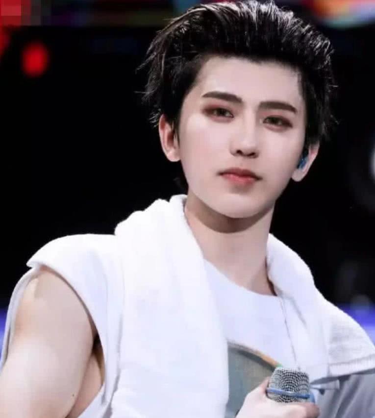 易烊千玺|蔡徐坤变了？白敬亭被打压？易烊千玺被对家吹嘘? 何炅汪涵不爽?