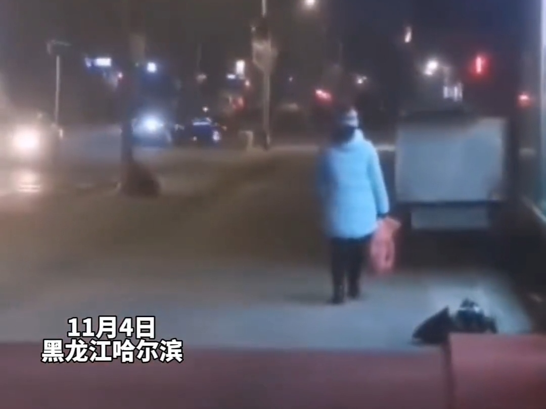黑龙江哈尔滨,妈妈将刚出生婴儿遗弃路边,男子发现后阻止并报警