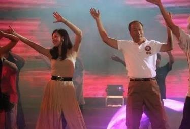 郭台铭|富士康老板娘：从舞蹈老师变成首富太太，六年生三子坐拥上百亿