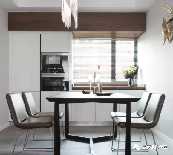 餐厅靠窗户,当然不能浪费