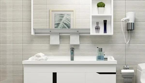 卫生间太小,别着急装修,看看这4种方法和4个技巧再决定