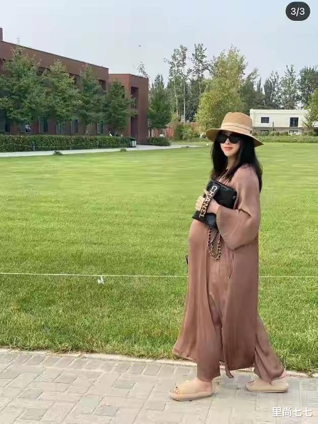 里尚七七|临盆在即！朱珠9月孕肚实在太大了，穿400元拖鞋脚肿变形塞不进去