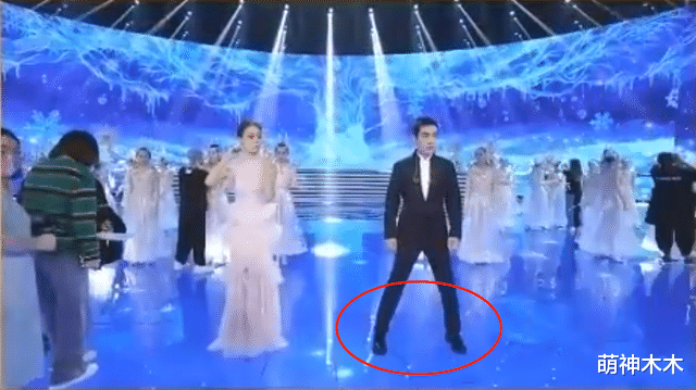 周深|央视国庆晚会创新亮点！现场无主持人，周深伴舞上演一键换装