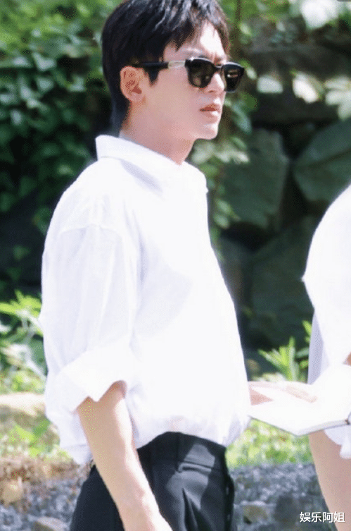 李易峰|李易峰、张哲瀚白衬衫路透来袭！霸气总裁or奶酷学长，你pick谁？