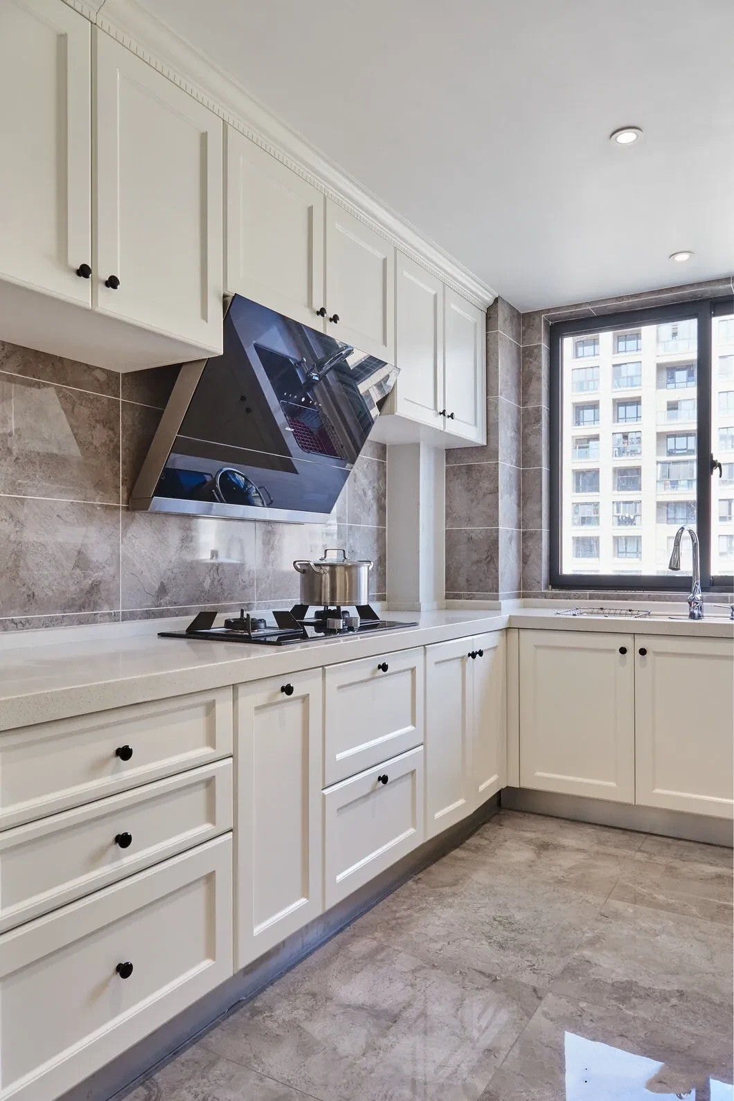 现代风的设计轻奢感超强,入户就被迷住,时尚大气又好看