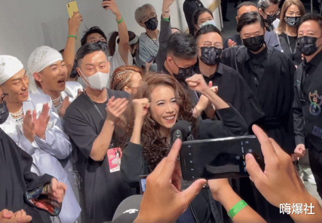 莫文蔚|着装争议再发酵，演唱会座位空一半后，莫文蔚发声道歉：我很内疚