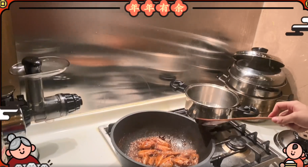 范冰冰|范冰冰姐弟俩陪爸妈过春节，范丞丞亲自下厨炒菜，范冰冰一旁帮忙画面温馨