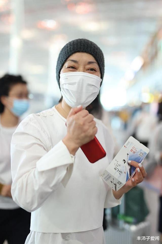 明星素颜|毛阿敏现身三宝女儿庆生宴，素颜土黄又干瘪，这才是真实的老人！