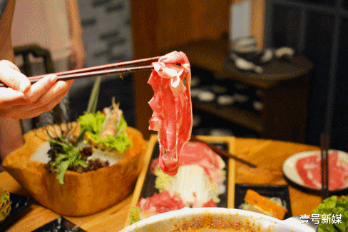 楼外楼|两个探店博主互掐，互相指责对方收钱，到底谁更加可信？