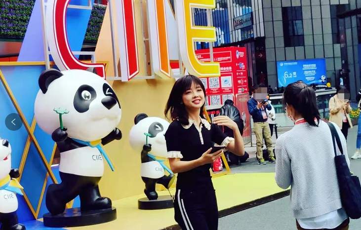 王冰冰|王冰冰现身校园被围观！手腕纤细双腿修长，与路人合照生图太惊艳