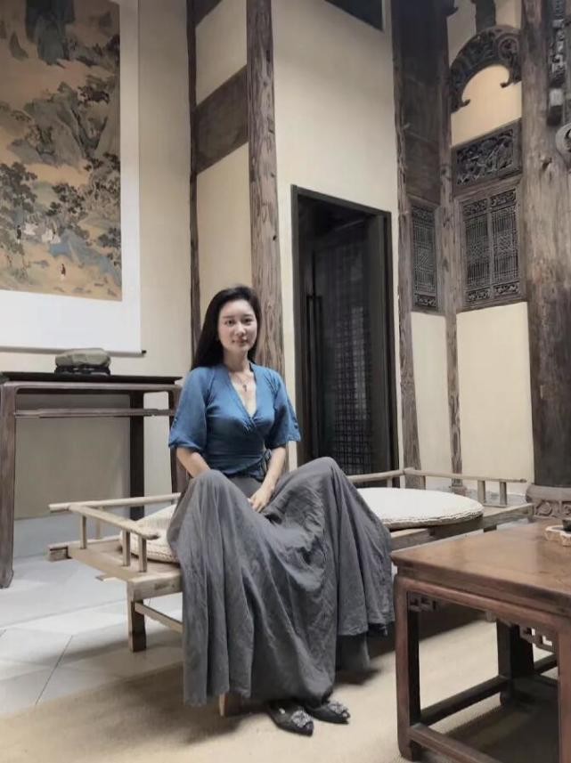 潮流新风 张纪中小31岁娇妻真会穿,穿印花裙窈窕又文艺,气质不输女明星