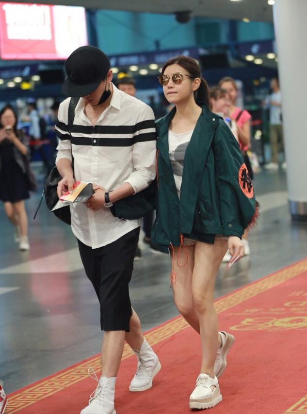 小姐姐|陈妍希瘦身后变自信了,走机场玩“下衣失踪”,谁说她配不上陈晓