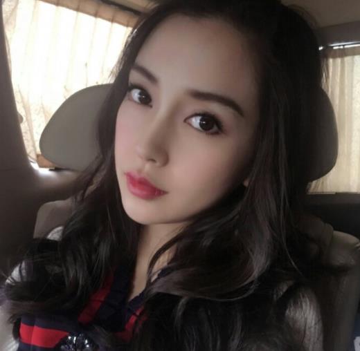 Angelababy|杨颖在豪宅拍美照，身旁玩偶价值5位数，头顶水晶吊灯太扎眼