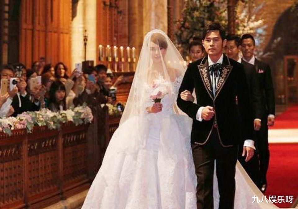 周杰伦|周杰伦搂着昆凌逛街，网友的关注点却跑偏了