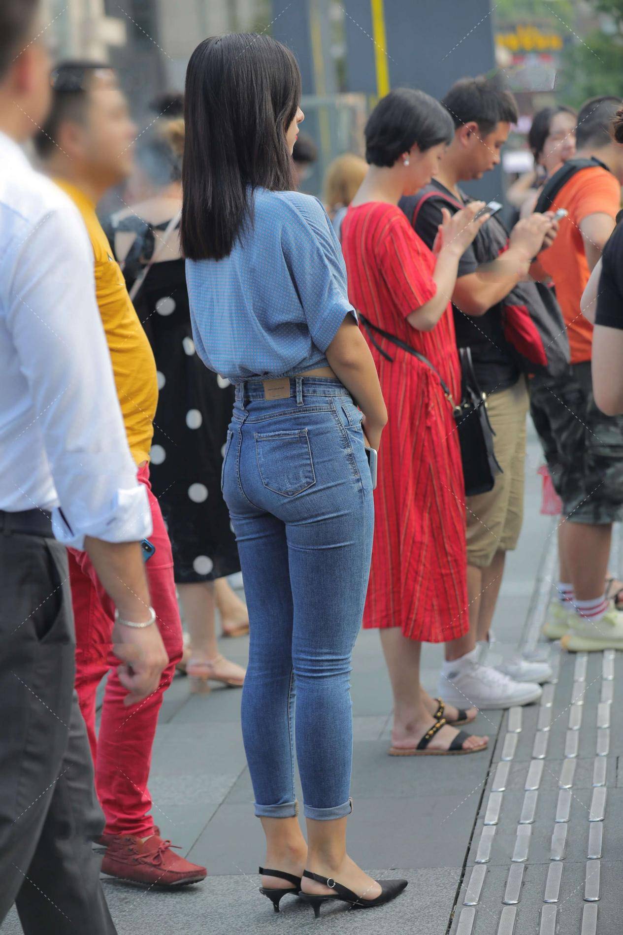 牛仔裤|牛仔裤太日常化?不妨试试搭配衬衫,职场范儿十足