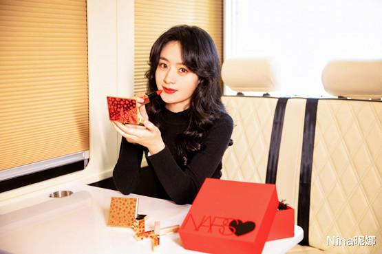 赵丽颖|赵丽颖新年送祝福！穿上万块衬衫打扮奢侈，脸胖一圈初恋脸胖没了