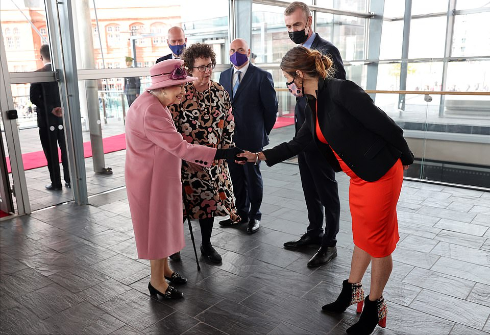 全球时尚风行 74岁卡米拉这次太闪耀！一身中国红亮相抢女王风头，女王粉色好嫩