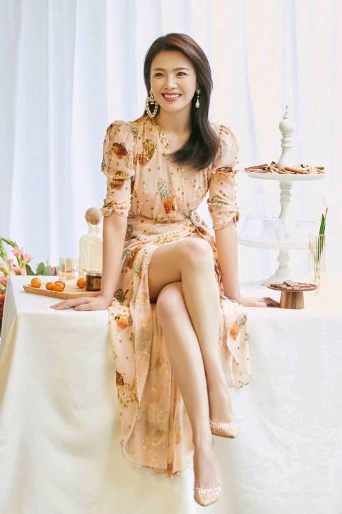 穿衣搭配|刘涛很懂扮“小女人”，穿裸色长裙还开高叉，不耽误秀腿效果惊艳