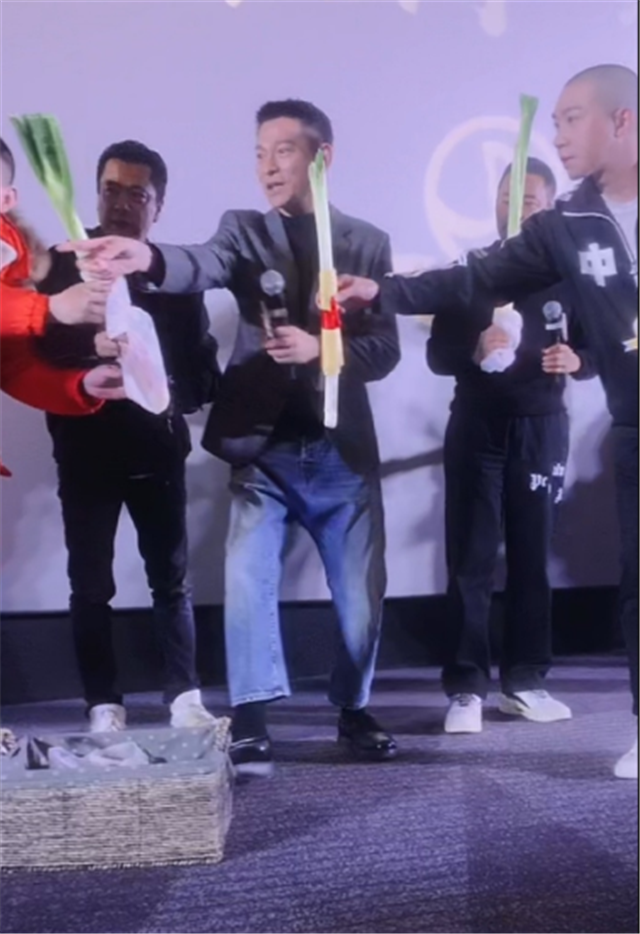 刘德华|刘德华现身新电影路演，全程超配合，现场闻大葱毫无偶像包袱