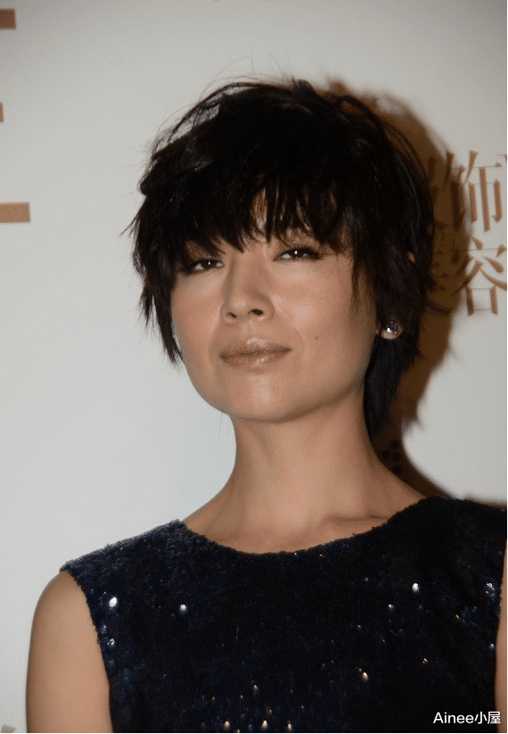 穿衣搭配|董洁短发造型翻车了，穿会反光的亮片连衣裙，一点没有清纯少女感