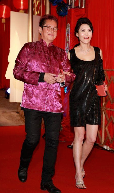 潮流前沿|叶玉卿年纪大了也优雅，穿黑色直筒裙显气质，50岁妈妈看了都羡慕