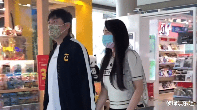 伊能静|秦昊夫妇一起工作，十指紧扣同行超恩爱，53岁伊能静打扮少女