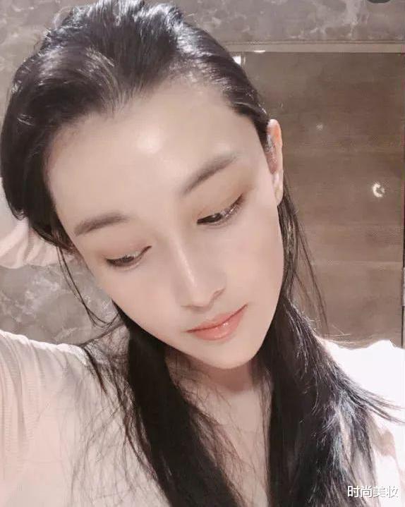 张馨予|32岁张馨予素颜比化妆还嫩？学她护肤，敏感肌也能变“水光肌”