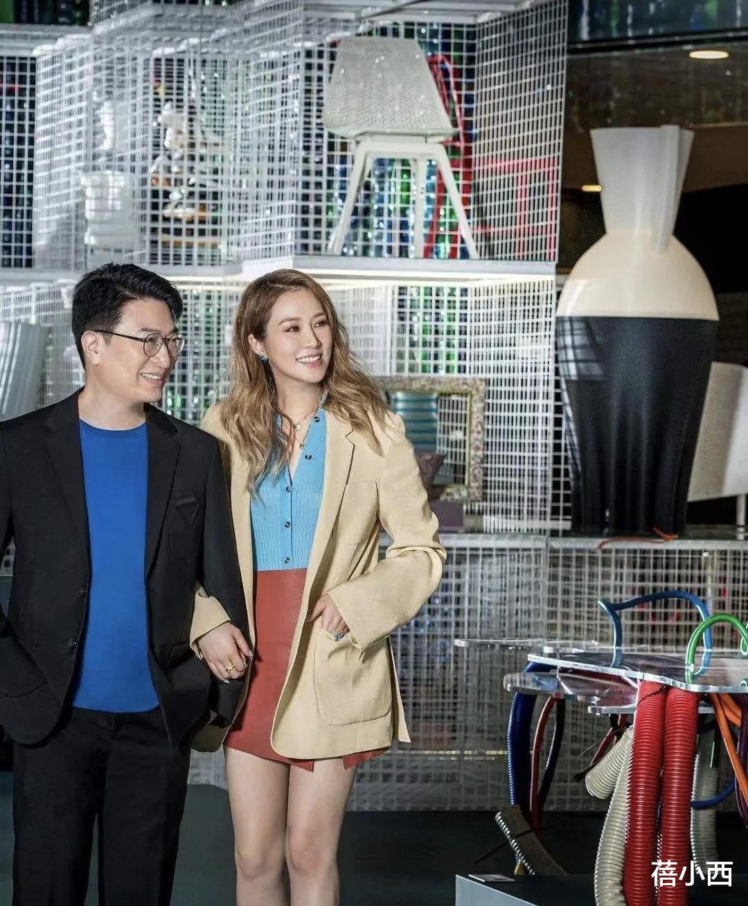 蓓小西 徐子淇与富商老公合影照样敢穿，丰满身材穿薄纱挖洞裙，真有胆量