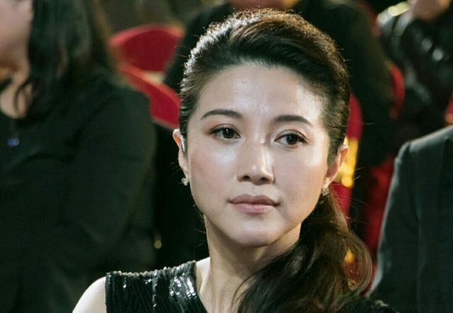 颜丙燕|影后颜丙燕，49岁的她，依旧是单身一人！光芒四射的影后也愁嫁