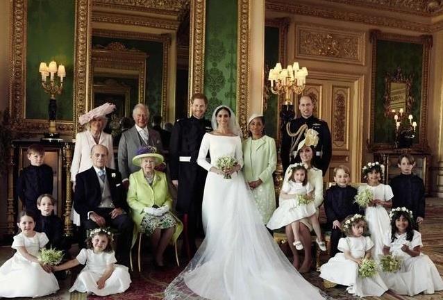 圣诞节|英王室一家四代圣诞照，6岁夏洛特亭亭玉立，伊丽莎白美过俩孙媳