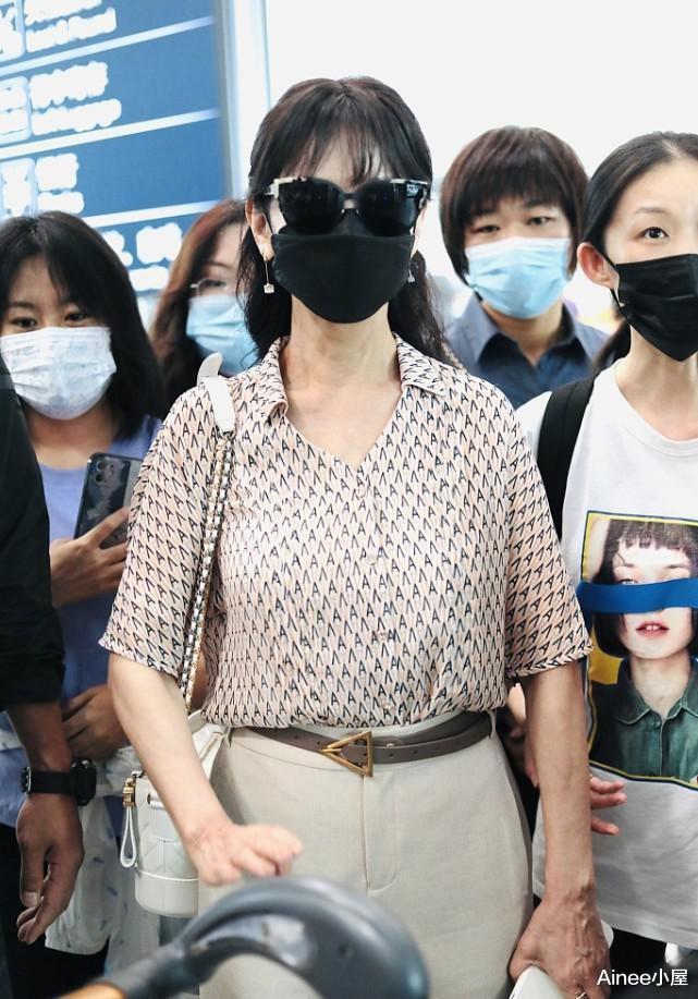 Ainee小屋|赵雅芝终于不扮嫩了，印花衬衫配九分裤优雅知性，有年龄感也养眼