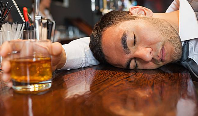 高血脂|长期喝酒的男人对肾脏造成的影响