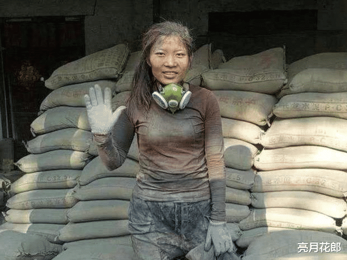 亮月花郎 还记得红极一时的“水泥姐”吗？被网友要求封杀，现在怎么样了？