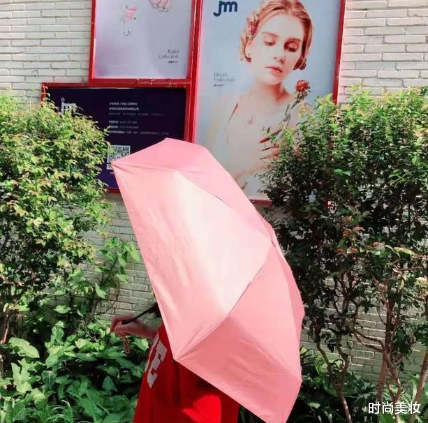时尚美妆|薇娅的\＂懒人伞\＂，39度出门不怕晒，手机大小，网友：防晒霜都省了