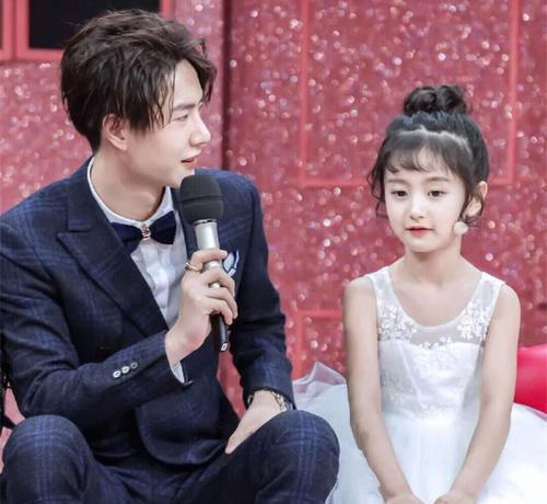 王一博|王一博片场逗猫太投入，被叫去工作后，温柔的反应好像百里弘毅