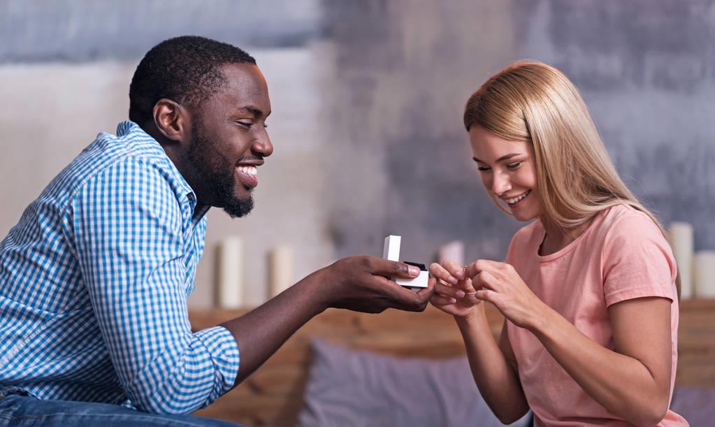 徐丰溪|女友与黑人同居过，男友知道后提出分手，黑人：我们就如此不堪？