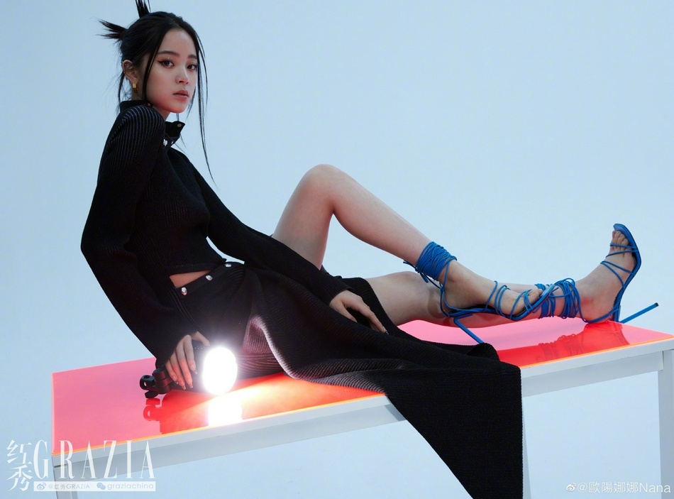 欧阳娜娜|欧阳娜娜穿蓝色西装 眼神坚毅表现力十足