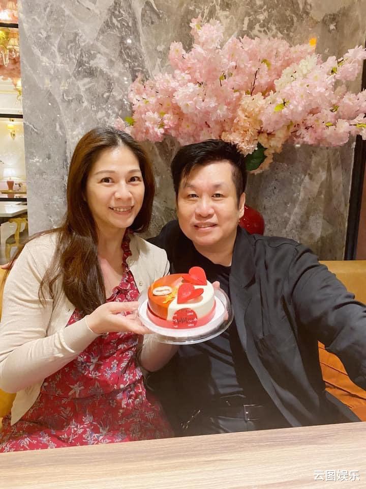 郑智化|郑智化与家人庆60岁生日,妻子罕露面美貌出众,结婚22年甜蜜如初