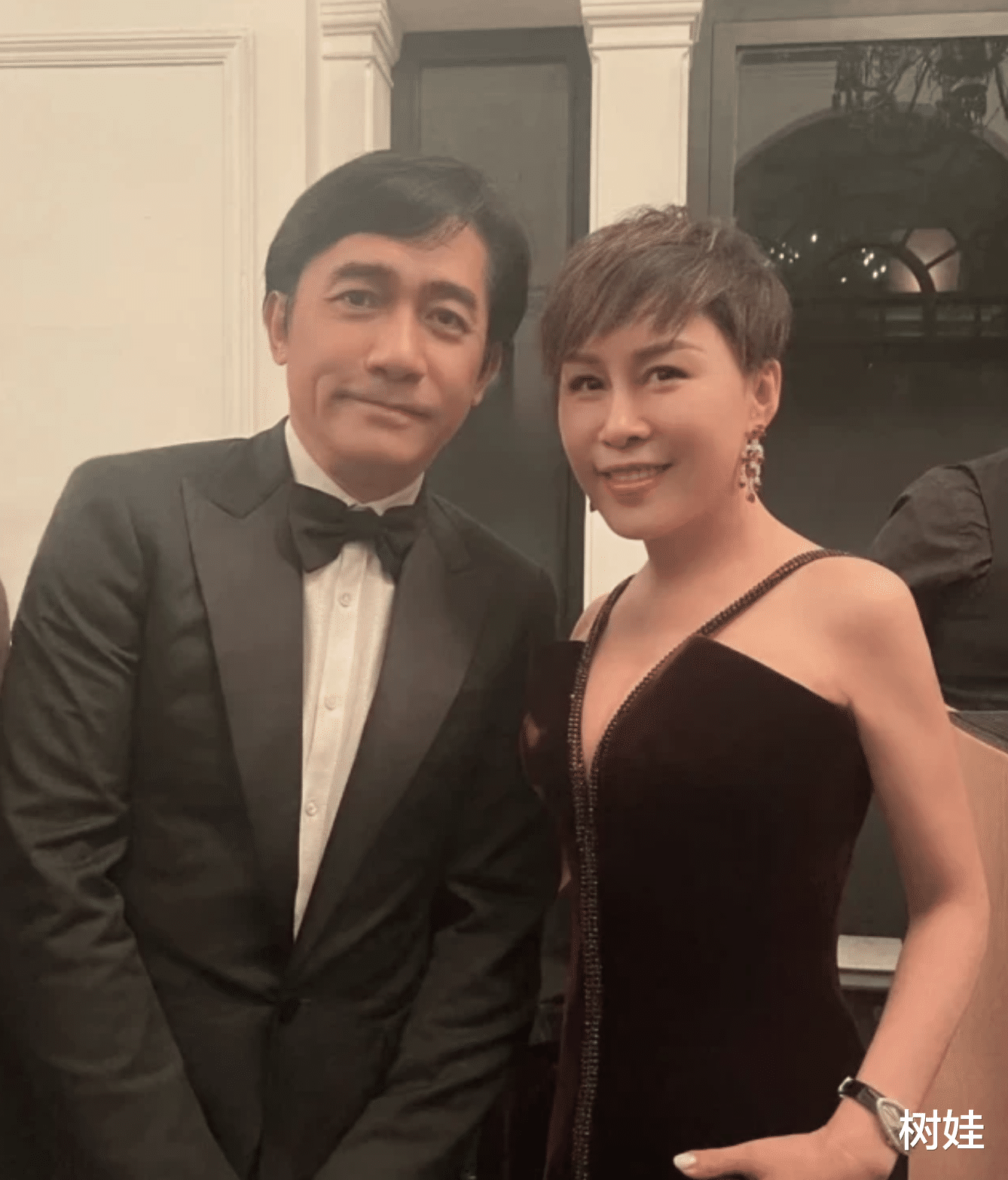 |刘嘉玲办宴会庆56岁生日，全家合照刘妈妈抢镜，母女气质不相上下