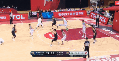 教练|辽宁男篮争议一幕：张镇麟要球队友没给，81岁老帅怒了，双目圆瞪