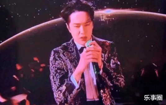 王一博|王一博舞台照引热议，表情崩了、身形臃肿，网友：像个精神小伙