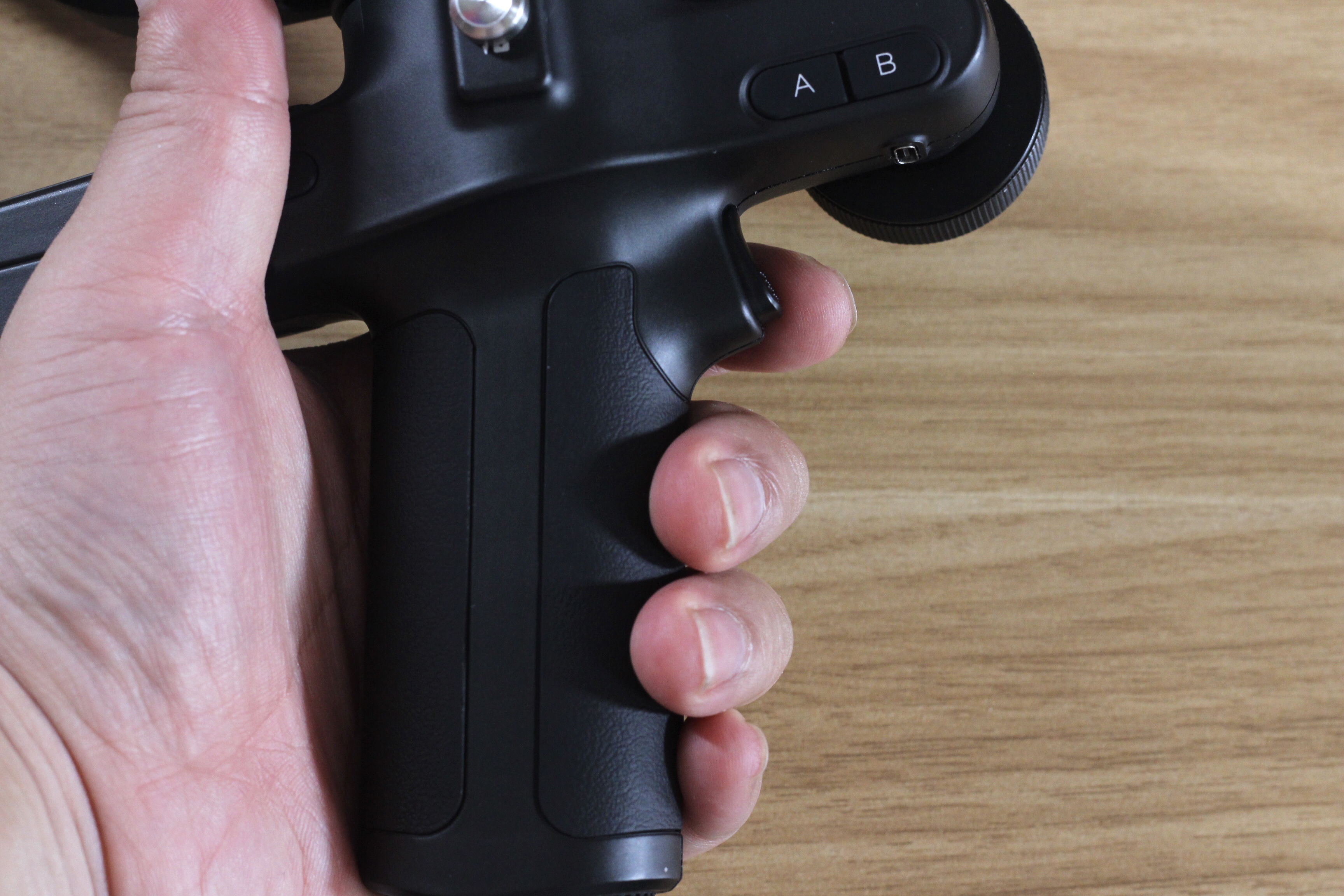  飞宇蝎子三轴相机手持稳定器体验：这是一款身怀绝技的稳定器