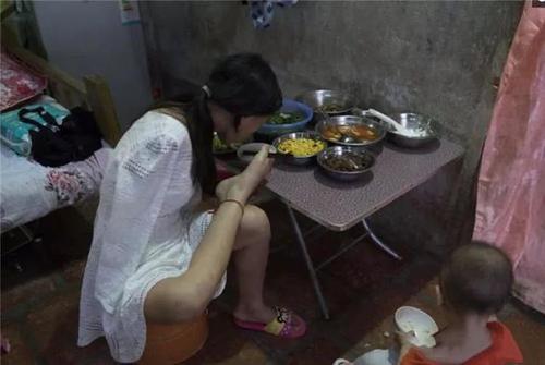 舜网 “无臂妈妈”坚持用双脚养育女儿，吃饭的画面让人泪目：母爱太伟大