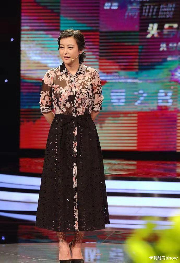 卡莉时尚show|郝蕾是真的自信！微胖身材还穿紧身裙，小肚腩都被勒出来了