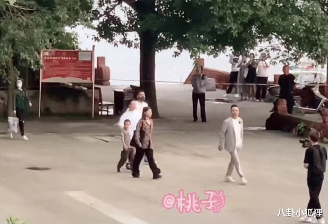 明星|汪涵带儿子看乐山大佛，小沐沐长相像妈妈，父子俩牵手同行很温馨